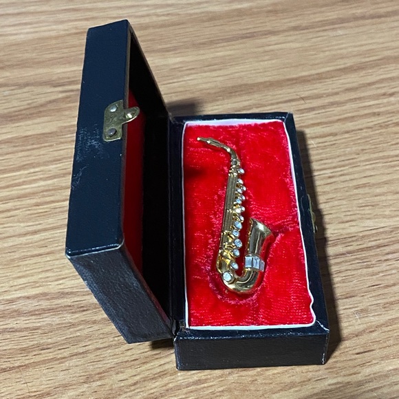 ❤️ Saxophone Musical Instrument Pin - Picture 3 of 6